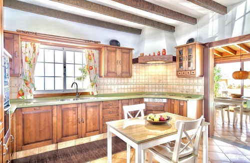 Tajuya Villa | Villa de tres dormitorios y dos baños con tres salones independientes.