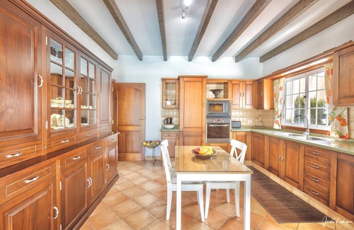 Tajuya Villa | Villa de tres dormitorios y dos baños con tres salones independientes.