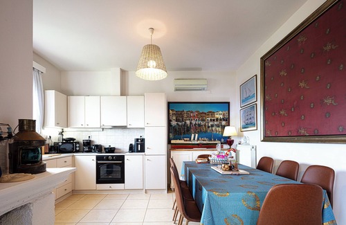 Agia Triada Villa | ¡Villa con diseño único y vista al mar, a 5 km de la playa!