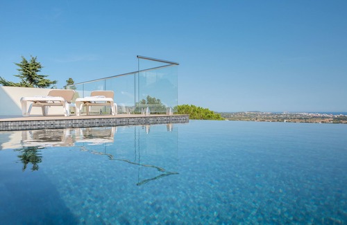 Calonge Villa | Villa con vistas al mar. Piscina desbordante.