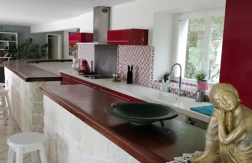 Vaudreuille Villa | Villa 'Zen Et Tropicale' con vistas a la montaña, piscina compartida y Wi-Fi