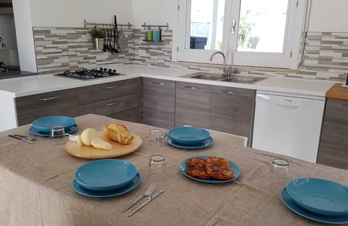 Comiso Villa | Villa Zoe rodeada de vegetación con piscina