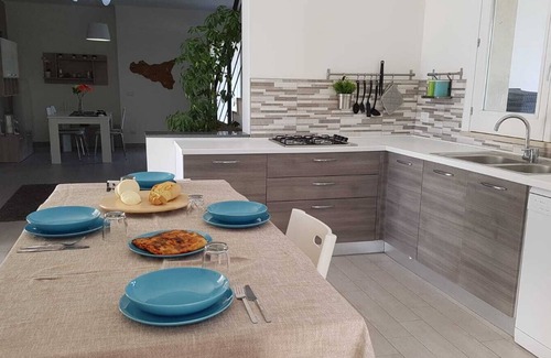Comiso Villa | Villa Zoe rodeada de vegetación con piscina