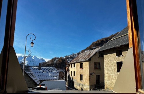 Huez-en-Oisans Chalet De Esquí | Village chalet with sauna 200 m from the slopes in the heart of Huez