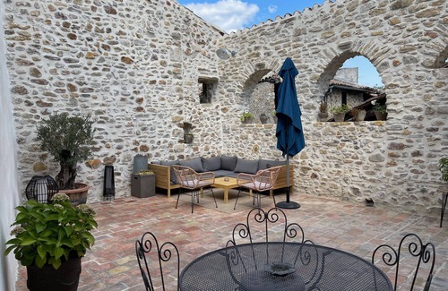Allegre Les Fumades Casa | casa de pueblo con patio