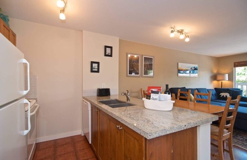 Village North Condominio | Central Whistler Village - ¡Distancia a pie de todo! Ubicación de Deer Lodge