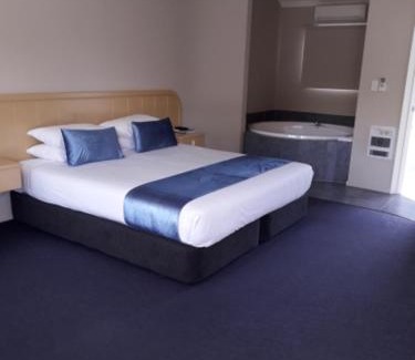 Anderson Park Hotel | Village Motel