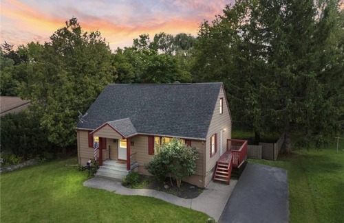 Manlius Casa | Village of Manlius, two bedrooms & private bathroom available in shared home