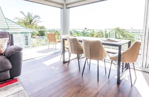 Auckland Casa | 3 Bedroom Village Retreat Home with Sea Views