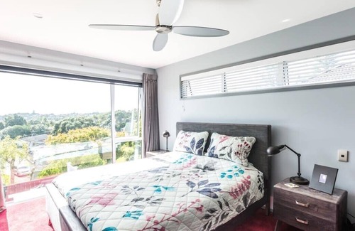 Auckland Casa | 3 Bedroom Village Retreat Home with Sea Views