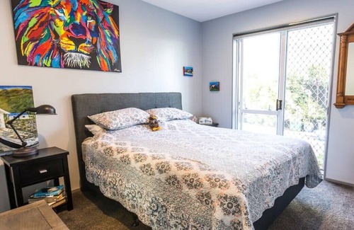 Auckland Casa | 3 Bedroom Village Retreat Home with Sea Views