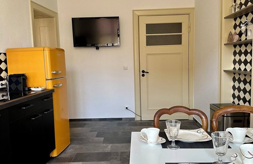 Burg Apartamento | VillaKrocker - Elbe cycle path meets wall artwork