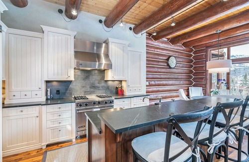 Mountain Village Cabina | Villas At Tristant 137 by Avantstay Ski In/ Ski Out Home w/ Panoramic Views & Hot Tub