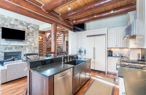 Mountain Village Cabina | Villas At Tristant 137 by Avantstay Ski In/ Ski Out Home w/ Panoramic Views & Hot Tub