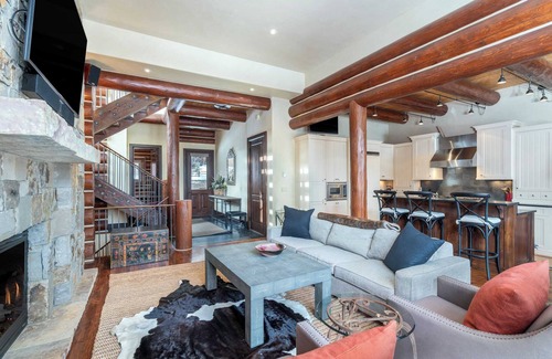 Mountain Village Cabina | Villas At Tristant 137 by Avantstay Ski In/ Ski Out Home w/ Panoramic Views & Hot Tub