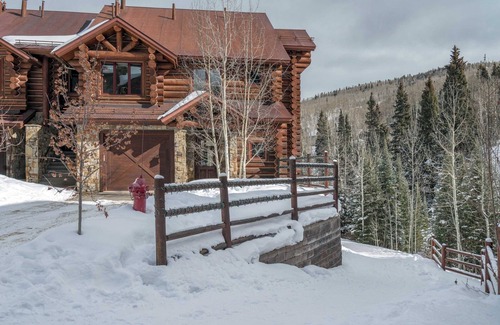 Mountain Village Cabina | Villas At Tristant 137 by Avantstay Ski In/ Ski Out Home w/ Panoramic Views & Hot Tub