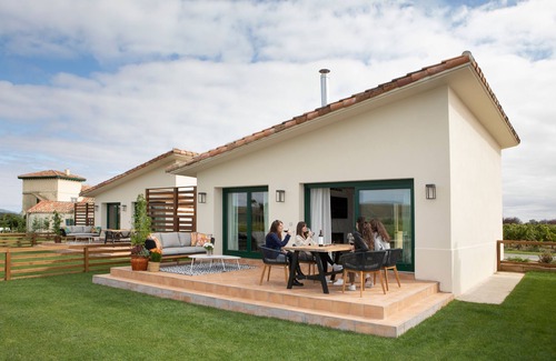 Baños de Rioja Villa | Villas Finca La Emperatriz