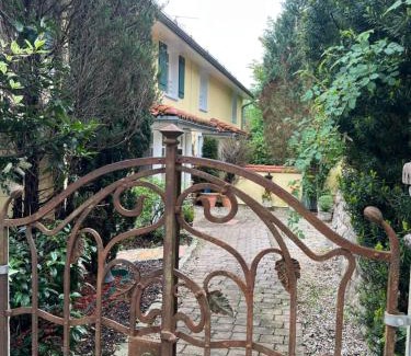 Oberdorla Casa | Villenzimmer mit eigenem Bad, Kunst und Aussicht