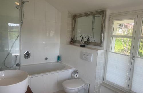 Oberdorla Casa | Villenzimmer mit eigenem Bad, Kunst und Aussicht