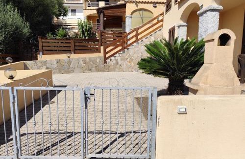 Badesi Apartamento | Villetta con portico e giardino privato, affacciata sulla valle e con vista mare parziale