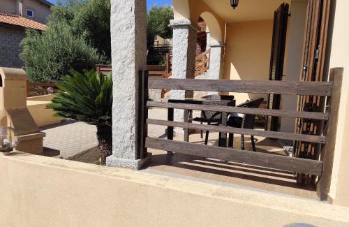 Badesi Apartamento | Villetta con portico e giardino privato, affacciata sulla valle e con vista mare parziale