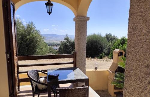 Badesi Apartamento | Villetta con portico e giardino privato, affacciata sulla valle e con vista mare parziale