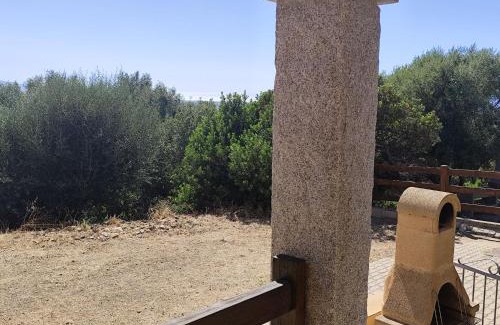 Badesi Apartamento | Villetta con portico e giardino privato, affacciata sulla valle e con vista mare parziale