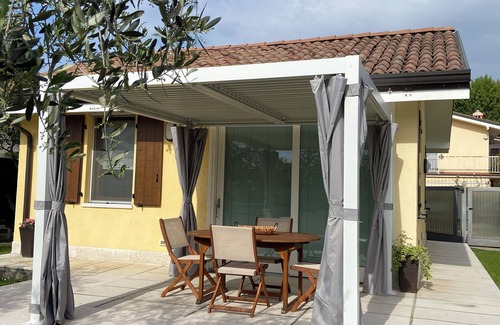 Calmasino Casa | Villetta Gelsomino, en Bardolino Calmasino villa en residencia con piscinas.