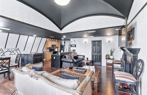 Brushy Creek Casa | Vincent's Luxury stay- 3-bedroom house in Cedar Park. Private secluded area.