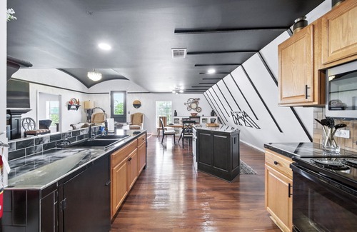 Brushy Creek Casa | Vincent's Luxury stay- 3-bedroom house in Cedar Park. Private secluded area.