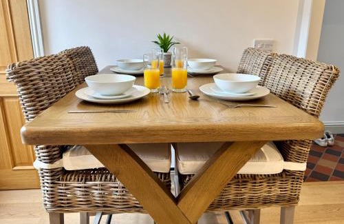 Stamford Casa | Vine Cottage, 3 Bedroom, Stamford Centre by Belmont Places
