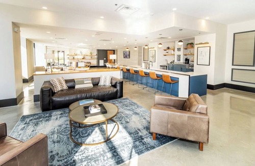 Evansville Apartamento | Vine · Downtown Apt w/Rooftop Yoga, W-Fi & Pet Friendly