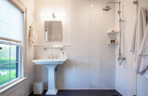 Town of Southold Town Cama Y Desayuno | Vine + Sand--Southold, NY'S Newest B&B--Room 2--King Bed and Ensuite Bathroom With Rain Shower