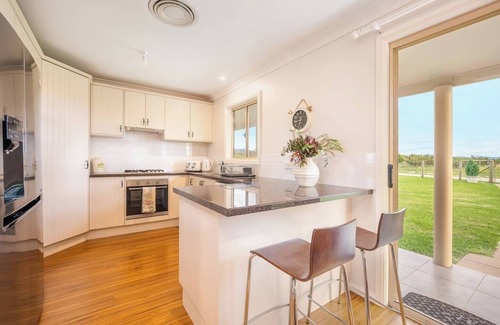 Eurunderee Cabaña | Vineyard Cottage A Golden Escape among the Vines