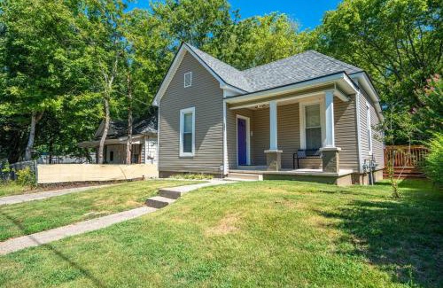 Hot Springs Casa | Vineyard Cottage-Pet Friendly & Walk to Oaklawn!