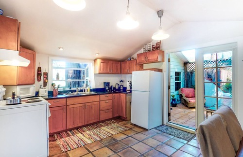 Guerneville Casa | Vineyard cottage with a hot tub, fireplace, washer/dryer & vineyard views