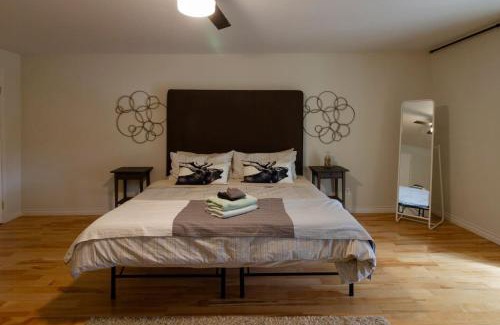 Prince Edward Casa | Vineyard & Craft House - Rare 6 bedroom Gem in Picton