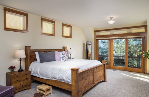 Sherwood Otro | Vineyard Farmhouse Stay with Mt. Hood Views. Spacious and Ideal for Large Groups