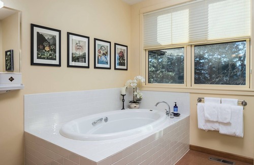 Sherwood Otro | Vineyard Farmhouse Stay with Mt. Hood Views. Spacious and Ideal for Large Groups