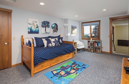 Sherwood Otro | Vineyard Farmhouse Stay with Mt. Hood Views. Spacious and Ideal for Large Groups