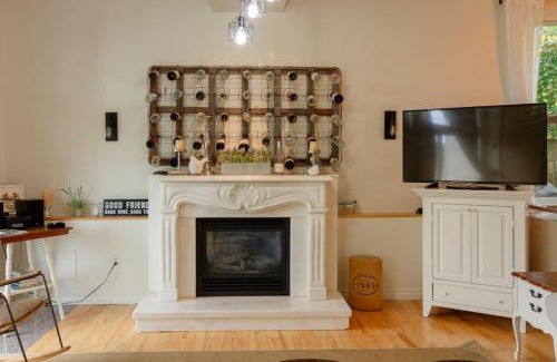 Prince Edward Casa | Vineyard Suite - Family Friendly in Picton PEC