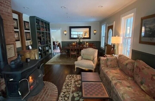 Suttons Bay Otro | Vineyard Views House & Guest House, Suttons Bay - close to Traverse City, Leland