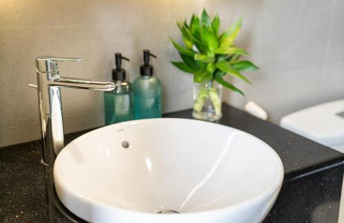 District 4 Apartamento | Vinh Hoi Apartment Free one way airport pick up from TSN Airport