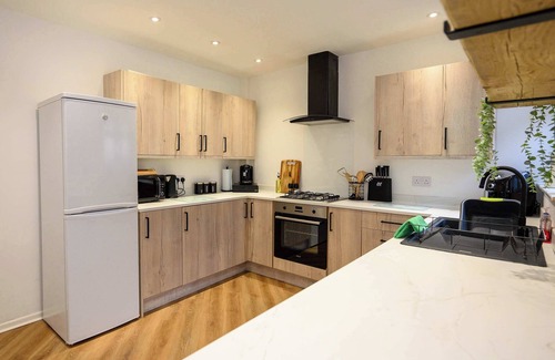 Gelligaer Casa | Vinmar Beautiful Bungalow in Pengam - Blackwood