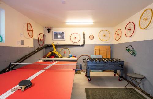 Rio Nido Casa | Vino Velo Retreat! Redwoods! Hot Tub! Fire Table! BBQ! Game Room! Fast WiFi! Dog Friendly!