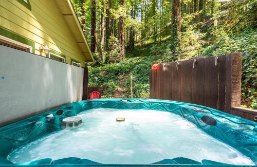 Rio Nido Casa | Vino Velo Retreat! Redwoods! Hot Tub! Fire Table! BBQ! Game Room! Fast WiFi! Dog Friendly!
