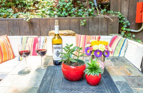 Rio Nido Casa | Vino Velo Retreat! Redwoods! Hot Tub! Fire Table! BBQ! Game Room! Fast WiFi! Dog Friendly!