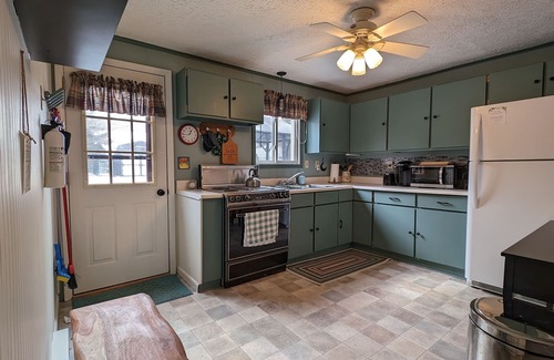 Swanton Cabaña | Vintage 1960s Cardinal Cottage, w/ hot tub, fire pit, and 5 mins from the Lake