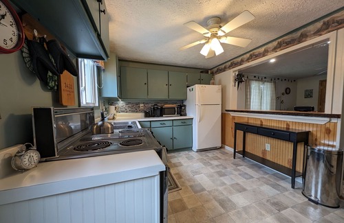 Swanton Cabaña | Vintage 1960s Cardinal Cottage, w/ hot tub, fire pit, and 5 mins from the Lake