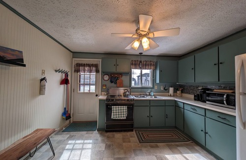 Swanton Cabaña | Vintage 1960s Cardinal Cottage, w/ hot tub, fire pit, and 5 mins from the Lake